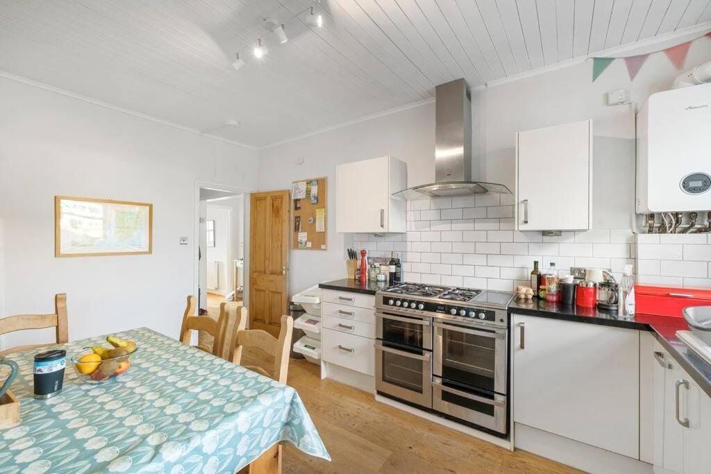 פאלמות' Manacles - Spacious Flat Near Beach With Sea Views & Parking מראה חיצוני תמונה