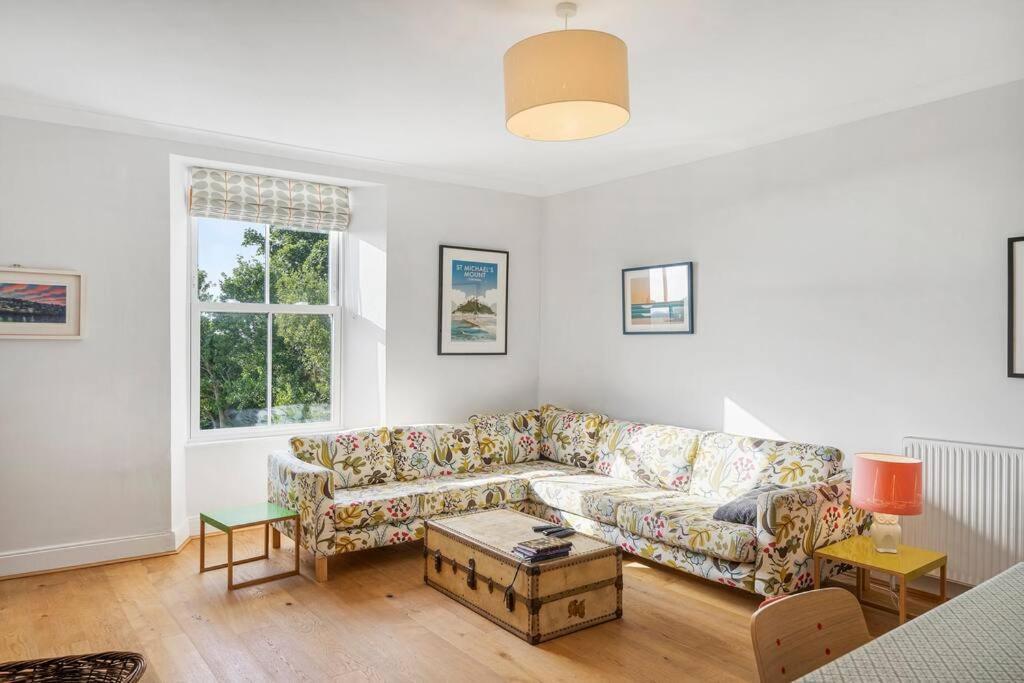 פאלמות' Manacles - Spacious Flat Near Beach With Sea Views & Parking מראה חיצוני תמונה