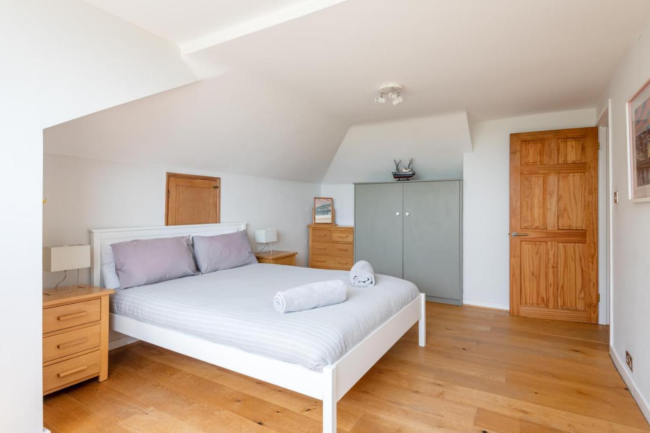 פאלמות' Manacles - Spacious Flat Near Beach With Sea Views & Parking מראה חיצוני תמונה